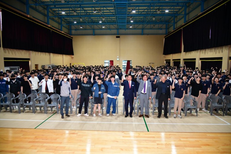 사진(거제인의 긍지로 힘차게 도전하세요 박종우 시장 거제공고 초청 강연) (2).jpg