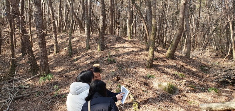 [크기변환]4-2. 관련사진(사진1 나동욱소장과 문화재팀장외1명, 뒤에 보이는 성곽흔적).jpg