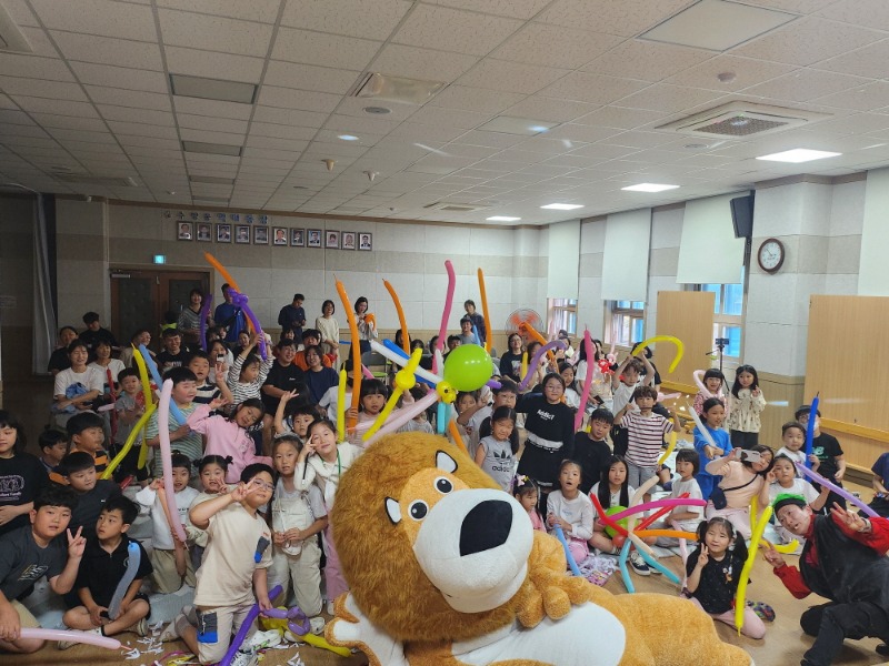 [크기변환]1-2. 관련사진(거제시립수양도서관, ‘신나는 마술여행’ 공연 성료 1).jpg