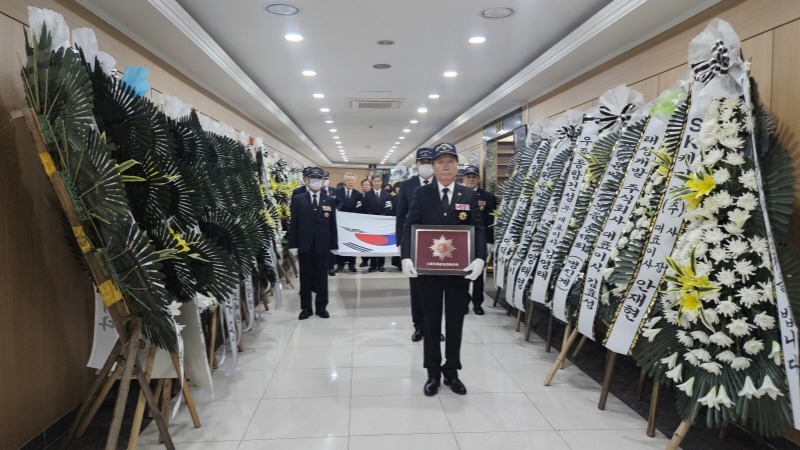 [크기변환]10-2. 관련사진(대한민국무공수훈자회 경남지부 선양단, 국가유공자 고)윤병오님 장례의전 선양행사 지원 1).jpg