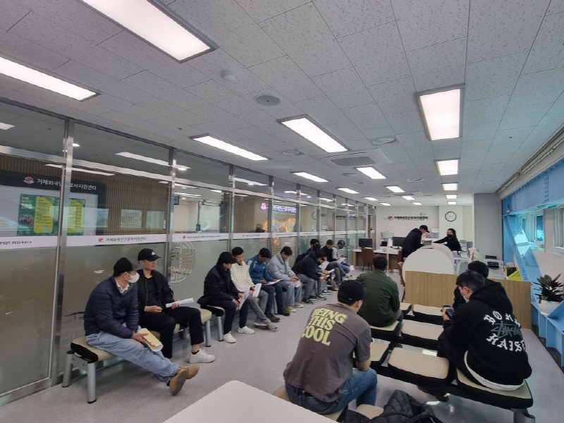 [크기변환]7-2. 관련사진(거제외국인근로자지원센터 문 열어, 맞춤형 한국어교육 등 지원 시작 1).jpeg