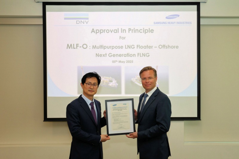 [크기변환]1.삼성중공업 장해기 기술개발본부장(부사장)과 DNV의 토르게이르 스테리(Torgeir Sterri) 수석 부사장이 기념 촬영을 하고 있다 .jpg