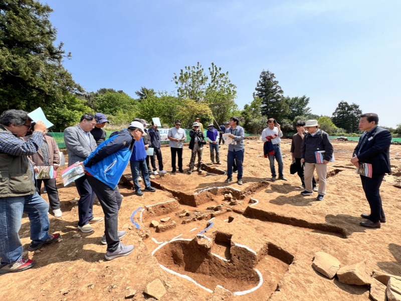 [크기변환]6-4. 관련사진(거제 방하리 고분군 발굴조사 현장공개회 성료 3).jpeg