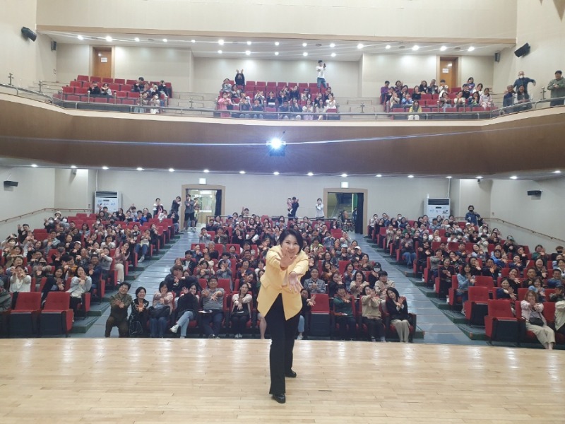 [크기변환]1-2. 관련사진(거제시, ‘2025년 거제시민자치대학’ 이호선 교수 강연 성료 1).jpg