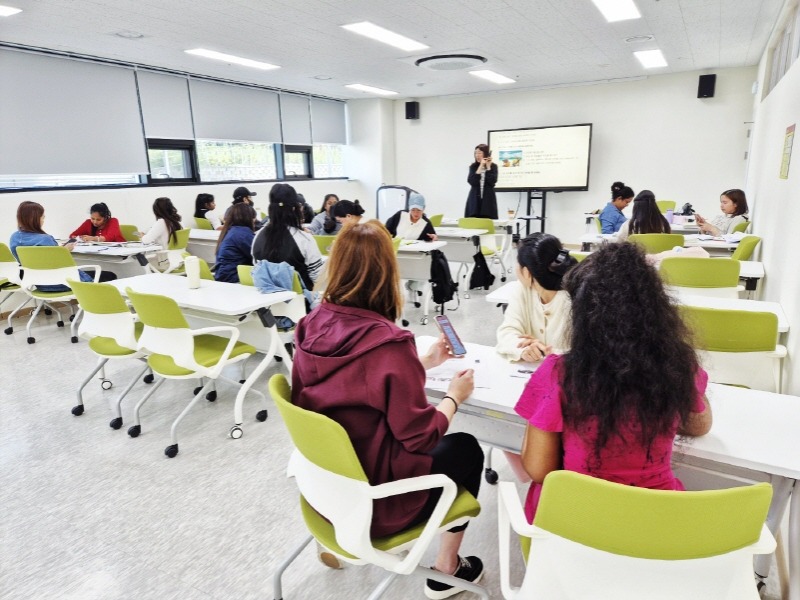 [크기변환]2-2. 관련사진(거제시가족센터 2025년도 ‘사회통합프로그램(KIIP)’ 2학기 참가자 모집 1).jpg