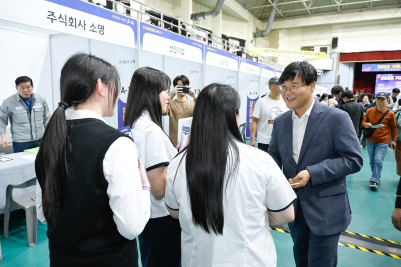 [크기변환]5-4. 관련사진(‘취업문 두드리는 발걸음’ 2025 거제시 채용박람회에 구직자 몰렸다 3).jpg