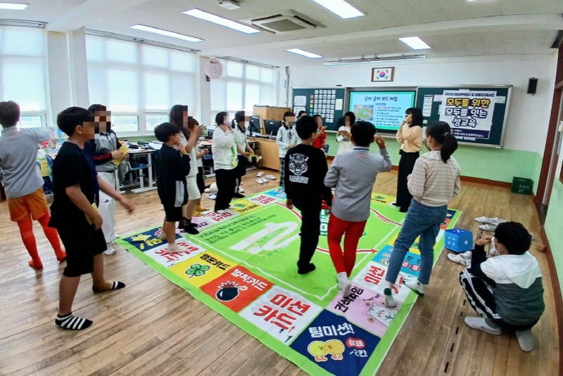 [크기변환]12-2. 관련사진(거제YWCA성폭력상담소, ‘모두를 위한 모두를 잇는 성교육’ 사업 진행).jpg