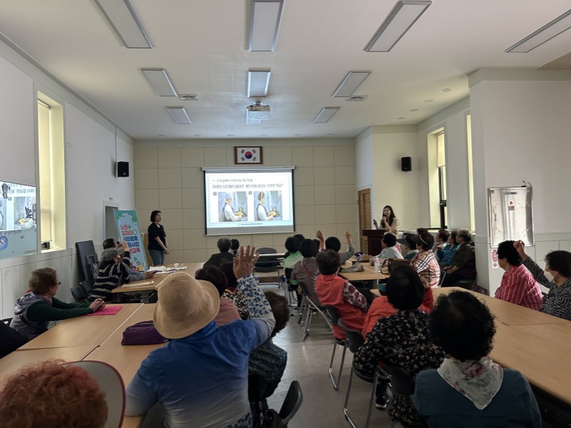 [크기변환]7-2. 관련사진(거제시 어린이·사회복지급식관리지원센터, 경로당 급식 지원사업 참여자 위생교육 실시).jpg