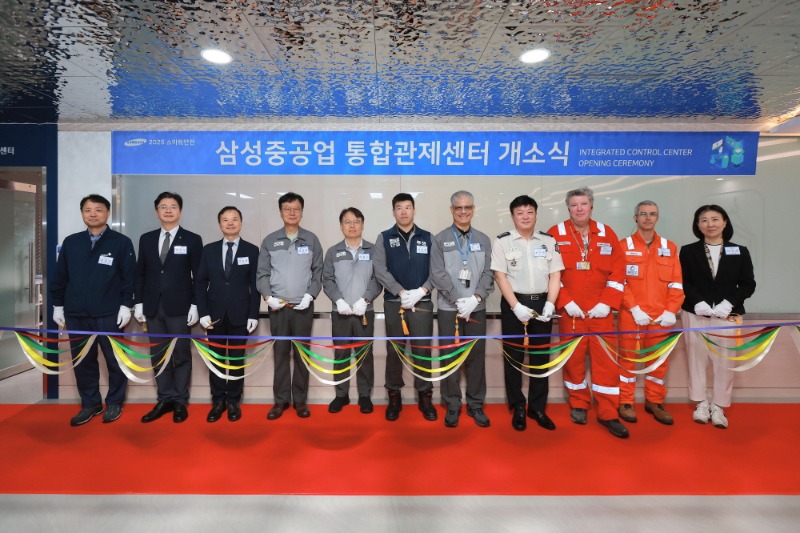 [크기변환][사진]삼성중공업 최성안 대표이사(부회장, 왼쪽 네번째)와 이왕근 조선소장, 최원영 노동자협의회위원장을 비롯 김인철 고용노동부 통영지청장, 전수진 거제소방서장 등 유관부처 관계자가 23일 삼성중공업 통합관제센터 .jpg