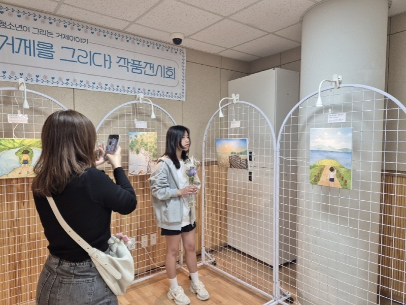 [크기변환]2-3. 관련사진(‘거제를 그리다’전시회 성료, 청소년이 수채화 일러스트로 그린 거제 선보여 2).jpg