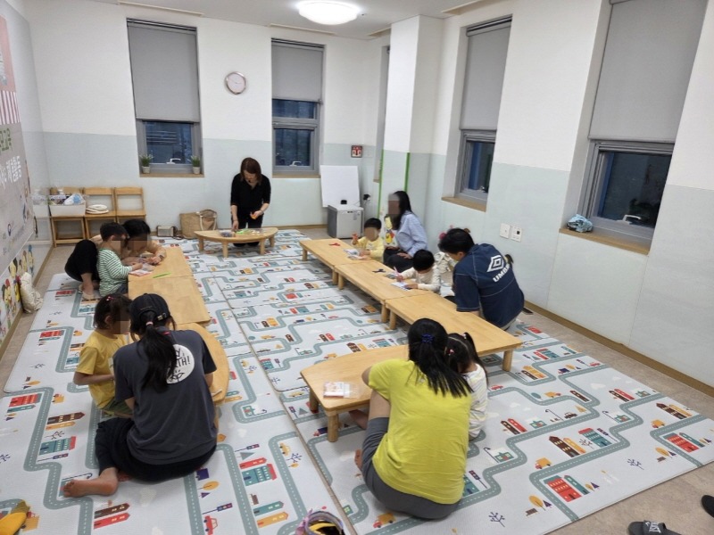 [크기변환]5-2. 관련사진(거제시육아종합지원센터, 부모와 함께하는 영유아 독서코칭 및 과학실험 프로그램 실시 1).jpeg