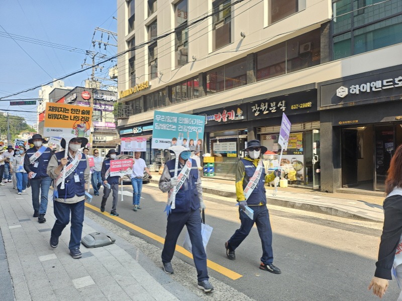[크기변환]5-4. 관련사진(거제시 보건소, 청소년 흡연 예방을 위한 캠페인 실시 3).jpg
