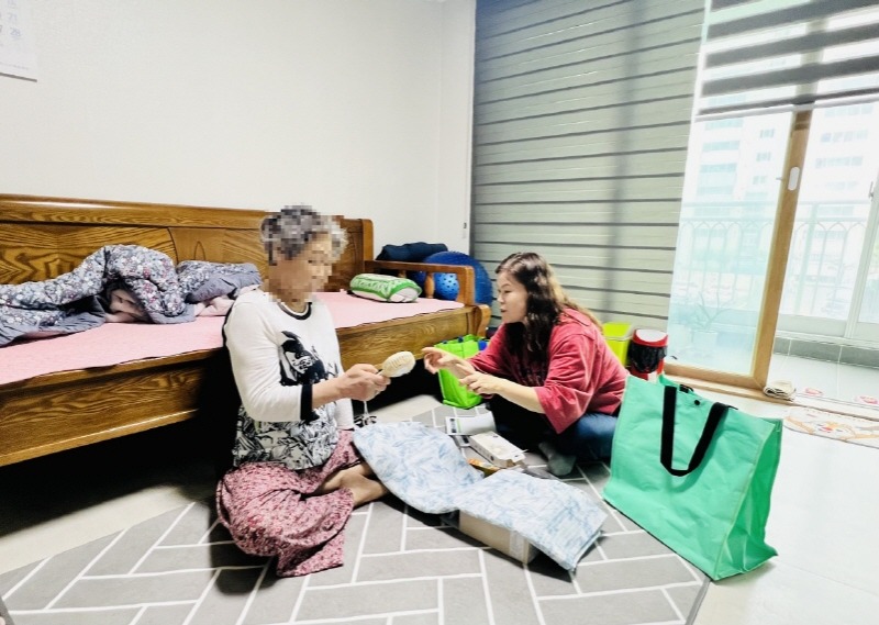 [크기변환]8-2. 관련사진(거제시치매안심센터, 치매어르신 200명 대상 폭염안심꾸러미 지원).jpg