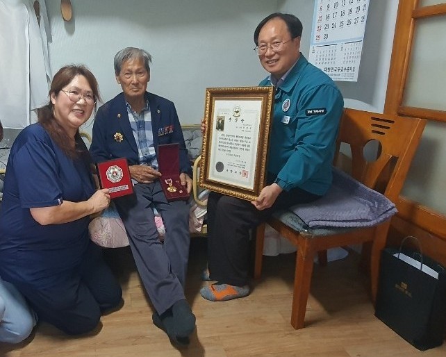 [크기변환]관련사진(둔덕면， 6.25 참전 용사 정채권 님 위문) (1).jpg