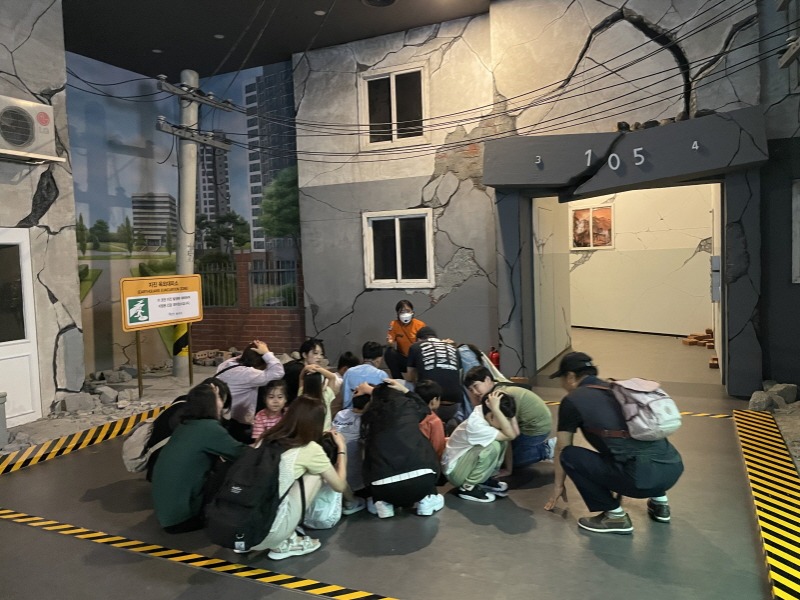 [크기변환]5-2. 관련사진(거제시가족센터, 다문화가족 자녀 ‘재난 대응 안전체험 프로그램’ 진행 1).jpg
