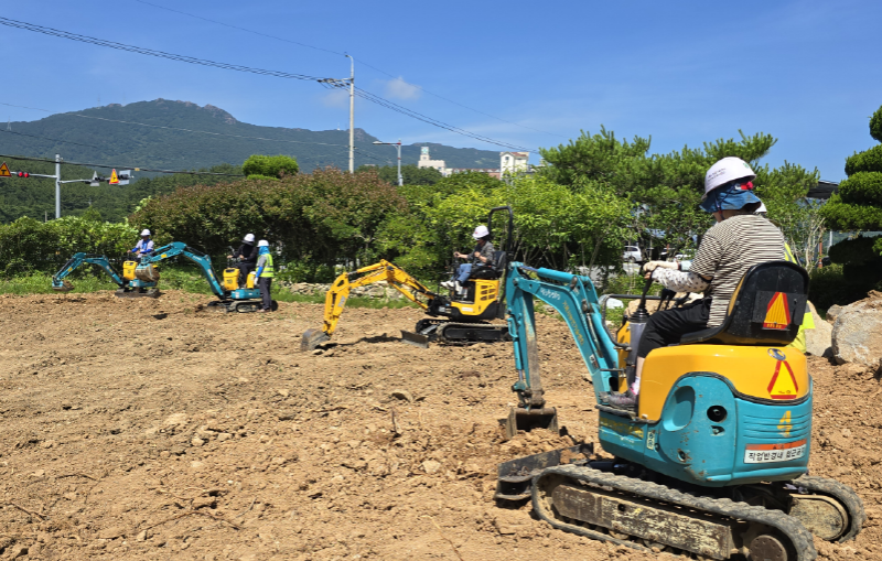 [크기변환]6-2. 보도사진(거제시 여성농업인 굴삭기 안전교육 실시).png
