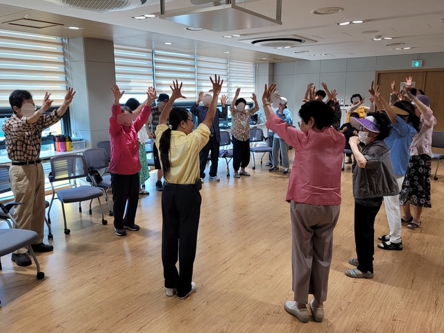 [크기변환]7-3. 관련사진(거제시치매안심센터， 경증치매환자 기억더하기 쉼터 프로그램 운영).JPG