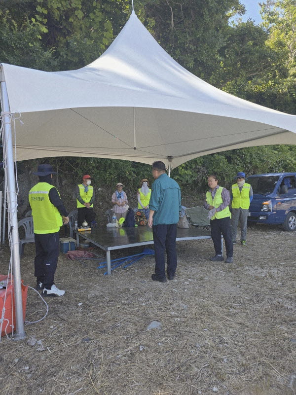 [크기변환]3-2. 관련사진(장목면， 해수욕장 폭염으로 인한 피해 예발 활동 적극 추진).jpg