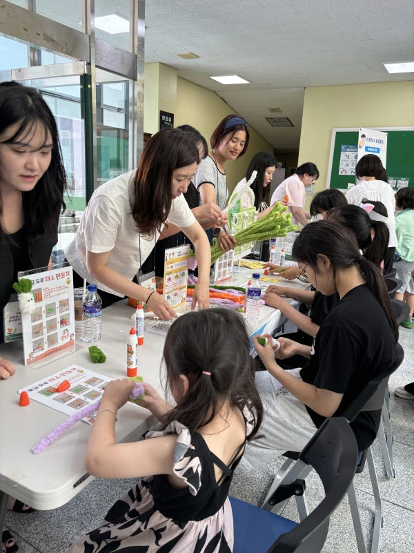 [크기변환]4-2. 관련사진(거제시 어린이·사회복지급식관리지원센터 건강한 식습관 체험 부스 운영).jpg