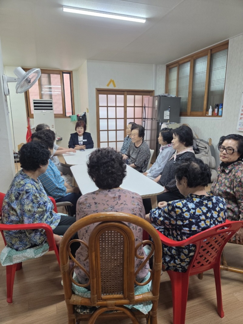 [크기변환]3-2. 관련사진(고현동, 폭염 속 어르신 안부 살피는‘찾아가는 동장실’운영).jpeg