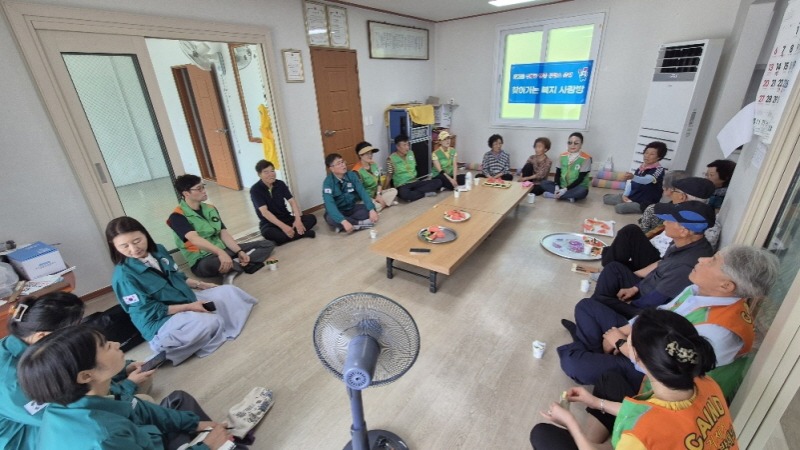 [크기변환]6-2. 관련사진(상문동， 자율방재단과 합동 무더위쉼터 점검 및 농경지 예찰).jpg