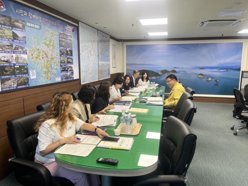 [크기변환]5-2. 관련사진(거제시， 제27대 민기식 부시장 취임 첫 업무보고 가져).jpeg