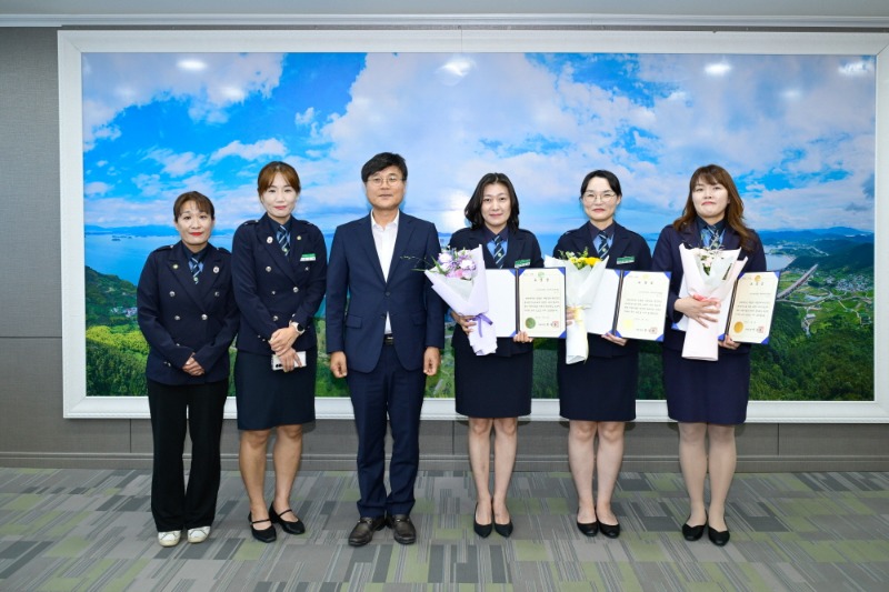 [크기변환]8-2. 관련사진(거제시，등하굣길 안전한 스쿨존 조성 녹색어머니회 표창장 수여).jpg