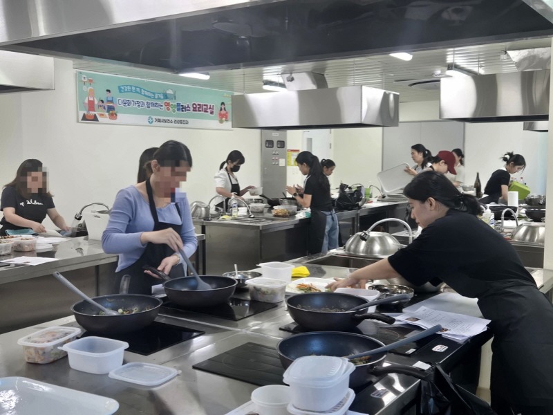 [크기변환]9-2. 관련사진(거제시보건소 다문화가정 대상 요리교실 _뜨거운 호응_).jpg