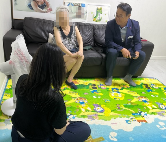 [크기변환]2-2. 관련사진(옥포2동 폭염취약계층 방문 건강확인).png