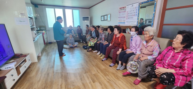 [크기변환]3-2. 관련사진(둔덕면， 폭염대비 경로당 순회점검 사진).jpg