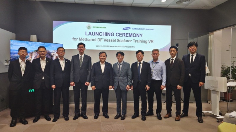 [크기변환]사진2. 론 후앙(Ron Huang) 에버그린 부사장(왼쪽 5번째)과 이동연 삼성중공업 조선해양연구소장(부사장, 왼쪽 6번째)을 비롯한 양사 관계자들이 기념 촬영을 하고 있다.jpg