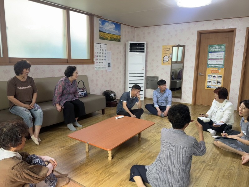 [크기변환]5-3. 관련사진(고현동, 폭염대비 무더위쉼터 현장 점검).jpeg