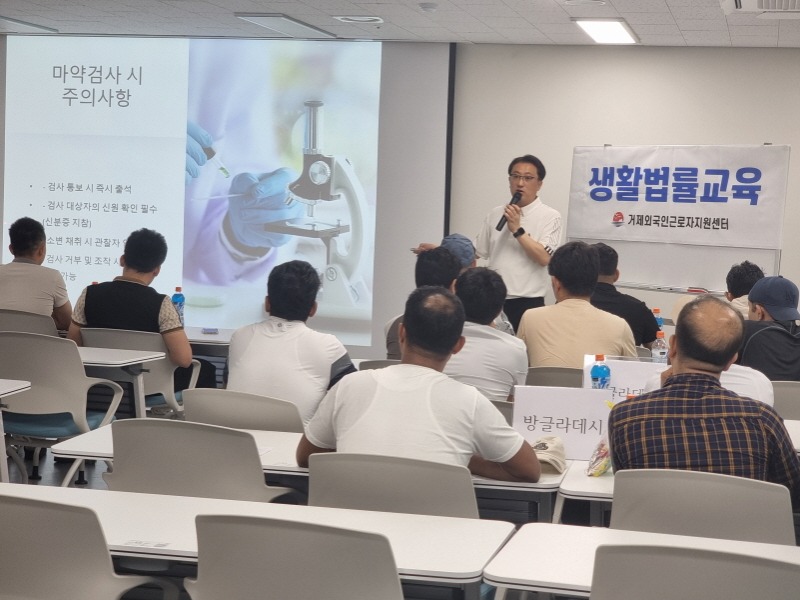 [크기변환]관련사진(거제외국인근로자지원센터， 의약품 안전사용 교육 실시 ) (2).jpg