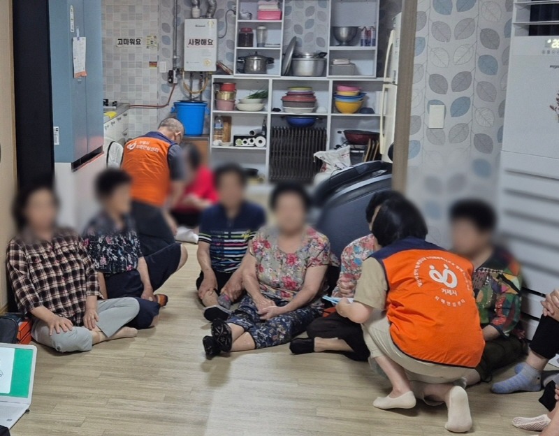 [크기변환]1-2. 관련사진(거제시치매안심센터 기억지킴이 봉사단 - 예방에서 돌봄까지).jpg