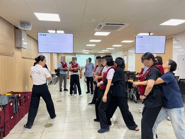 [크기변환]5-3. 관련사진(거제시보건소-거제대학교， 응급처치교육 합동 시행 2).jpg