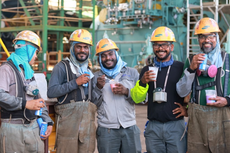 [크기변환]사진2.외국인근로자가 수박화채와 이온음료를 들고 활짝 웃고 있다.JPG