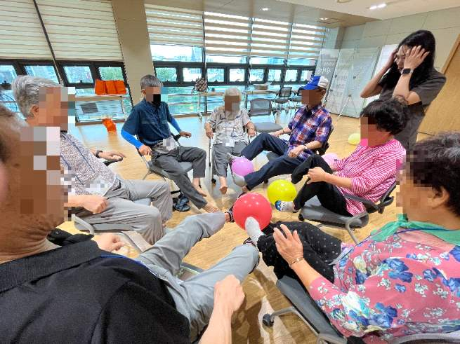 [크기변환]1-2. 관련사진(거제시치매안심센터 _기억튼튼교실_ 대상자 모집1).png