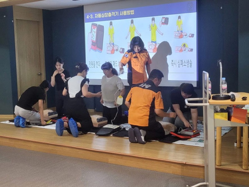[크기변환]1-3. 보도사진 2(거제시육아종합지원센터， 보육교직원 응급처치실습교육 실시).jpg