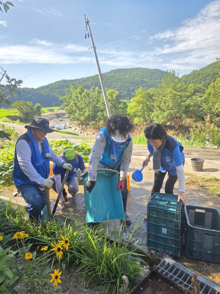 [크기변환]수해현장 자원봉사2.jpg