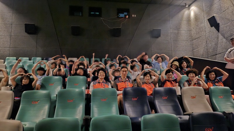 [크기변환]4-2. 보도사진(고현동 아동·청소년·여성인권지킴이단 ， 아동들과 함께한 스크린 속 문화 탐험 2).jpg