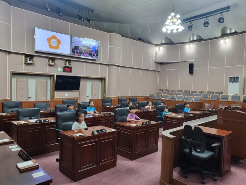 [크기변환](250801_보도자료) 거제시의회 어린이 청사견학 프로그램 개최_(사진2).jpg