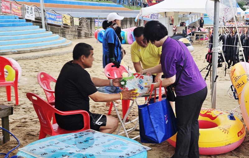 4-2. 보도사진(거제YWCA성폭력상담소, 교제폭력 예방 및 양성평등 캠페인 진행).jpg
