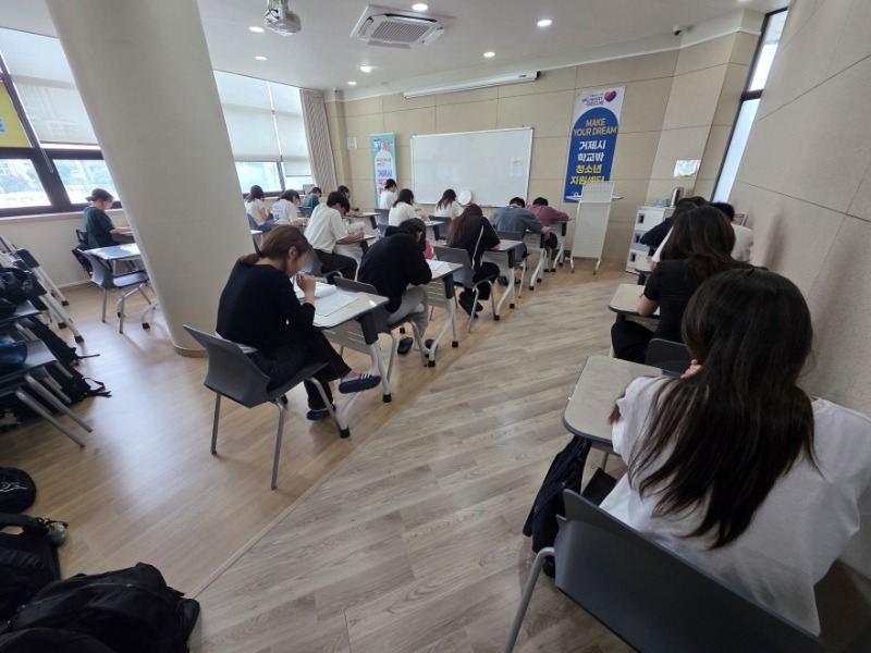 2-2. 관련사진(거제시학교밖청소년지원센터， 검정고시 대비 실전 모의시험 실시).jpg