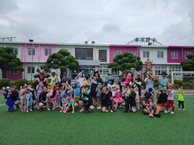 10-2. 보도사진(거제 30인의 아빠단, 여름 물놀이 프로그램 진행)_1.jpg