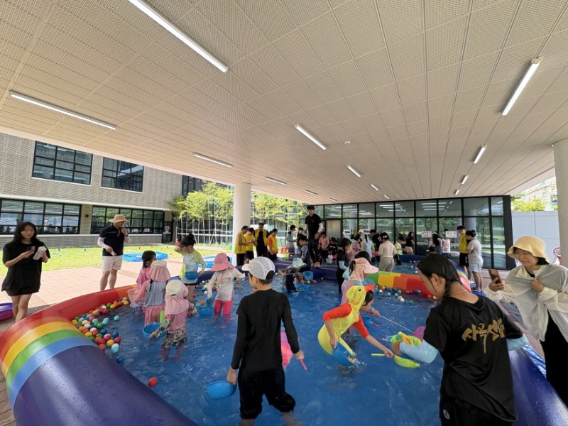 3-2. 보도사진(_시원함+웃음 가득_ 거제시가족센터, 여름방학 맞이 물놀이 한마당).jpg
