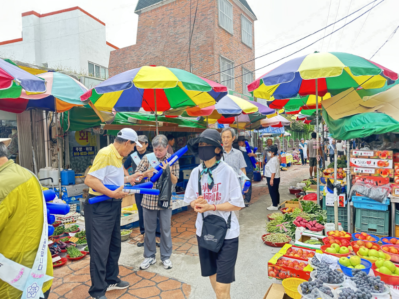 관련사진(거제시행정동우회 광복절 태극기달기 캠페인) (4).png
