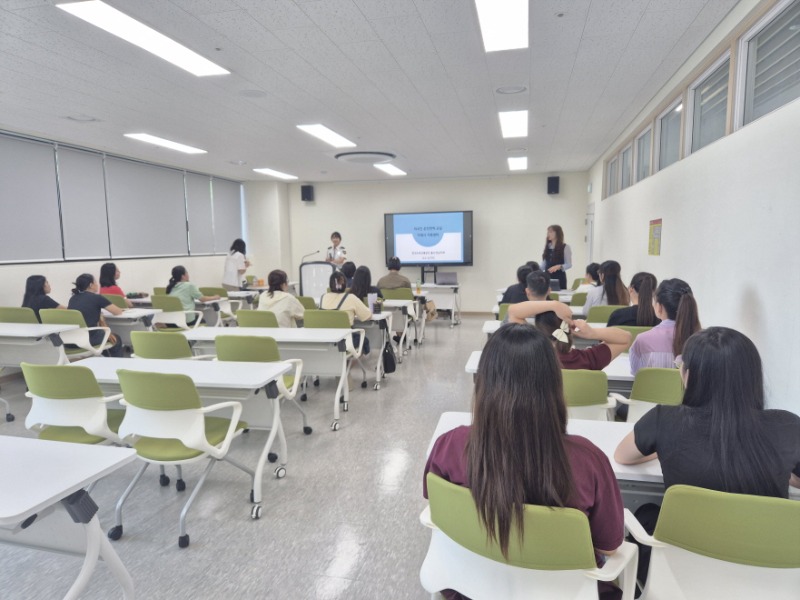 1-2. 보도사진(거제시가족센터, _2025년 찾아가는 외국인 운전면허교실_로 정착지원 강화).jpg