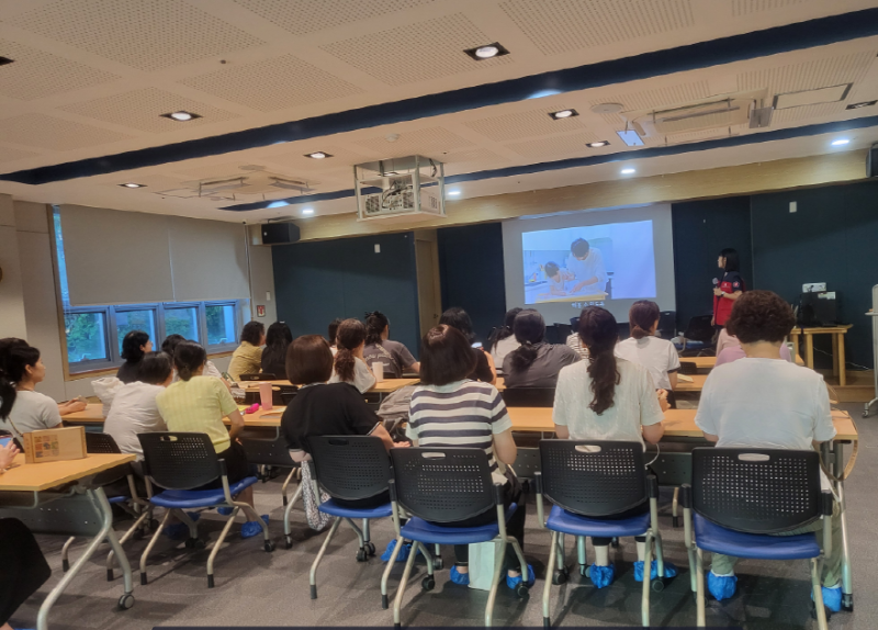 5-2. 보도사진1(거제시육아종합지원센터, 보육교직원 응급처치실습교육 실시).PNG