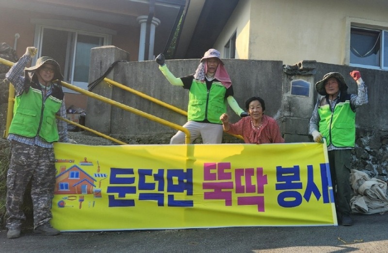관련사진(둔덕면 뚝딱봉사단, 독거 어르신 집수리 봉사) (3).jpg