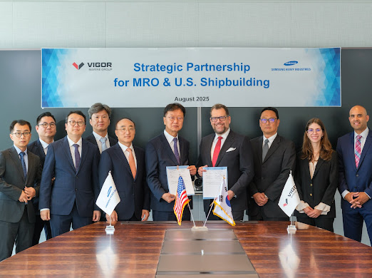 2.최성안 삼성중공업 대표이사와 프란체스코 발렌테 비거마린그룹 대표이사(가운데) 등 양사 관계자들이 MOU 체결 기념 사진을 촬영하고 있다.jpg